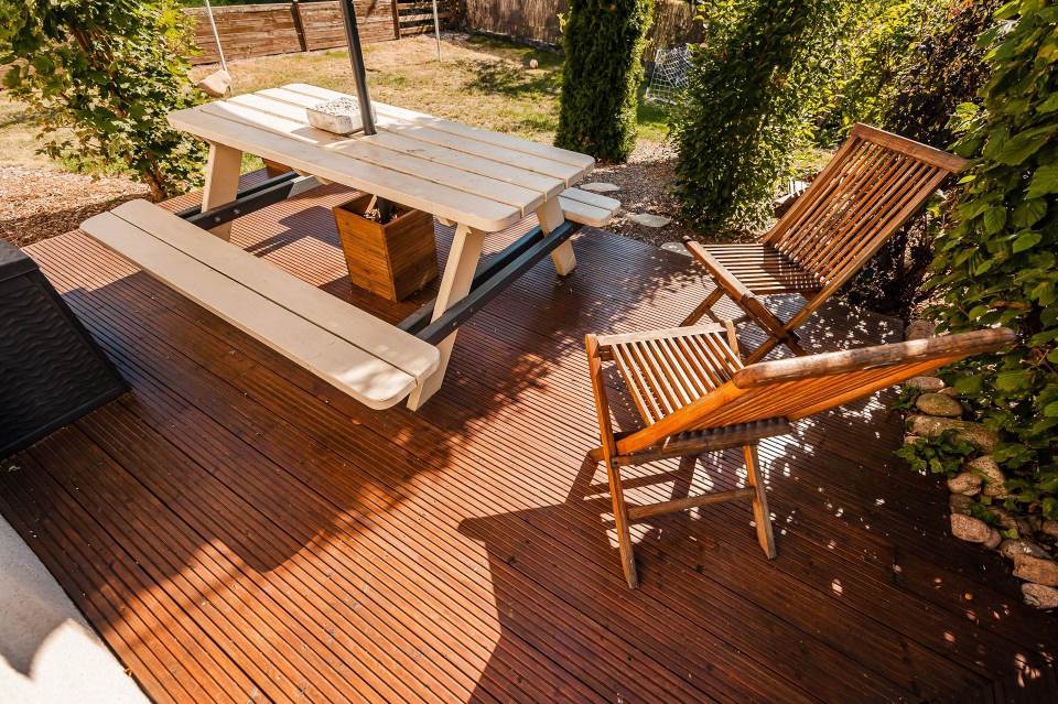 La construction d’une terrasse en caillebotis bois Vosges